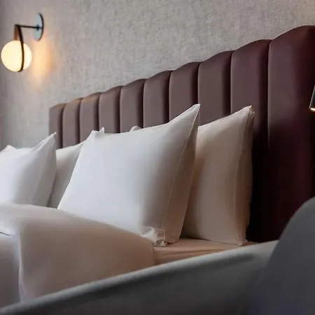 Radisson Blu At Porsche Design Tower Hotel *