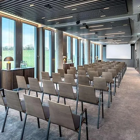 Radisson Blu At Porsche Design Tower Hotel *