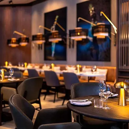 Hotel Radisson Blu At Porsche Design Tower *